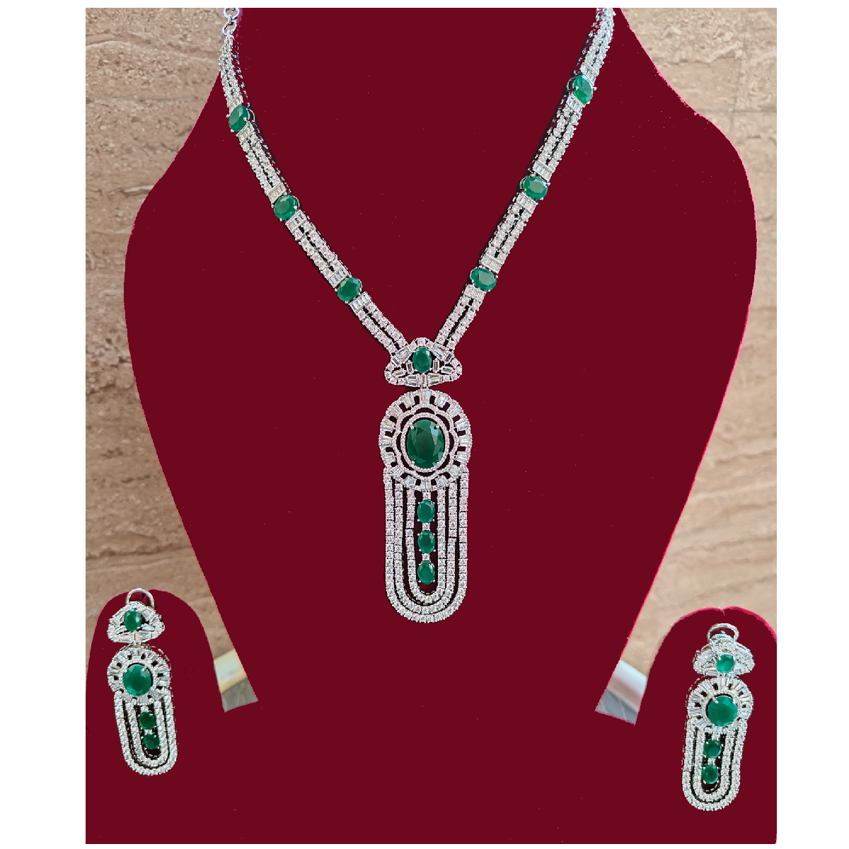 Emerald Green Necklace Set with Fine Stones