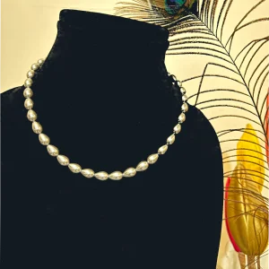 Beige Collar Necklace in Shell Pearl